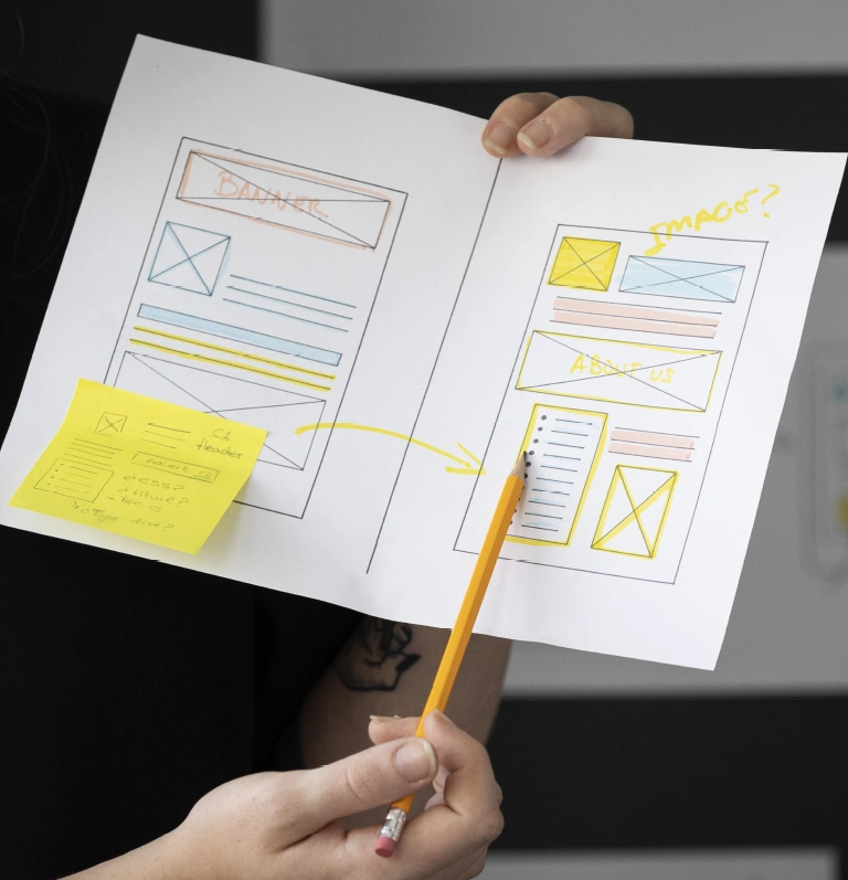 Fotografia autêntica de wireframe desenhado à mão em papel, com carimbo de aprovação da SOWEB, representando a fase de arquitetura de informação.